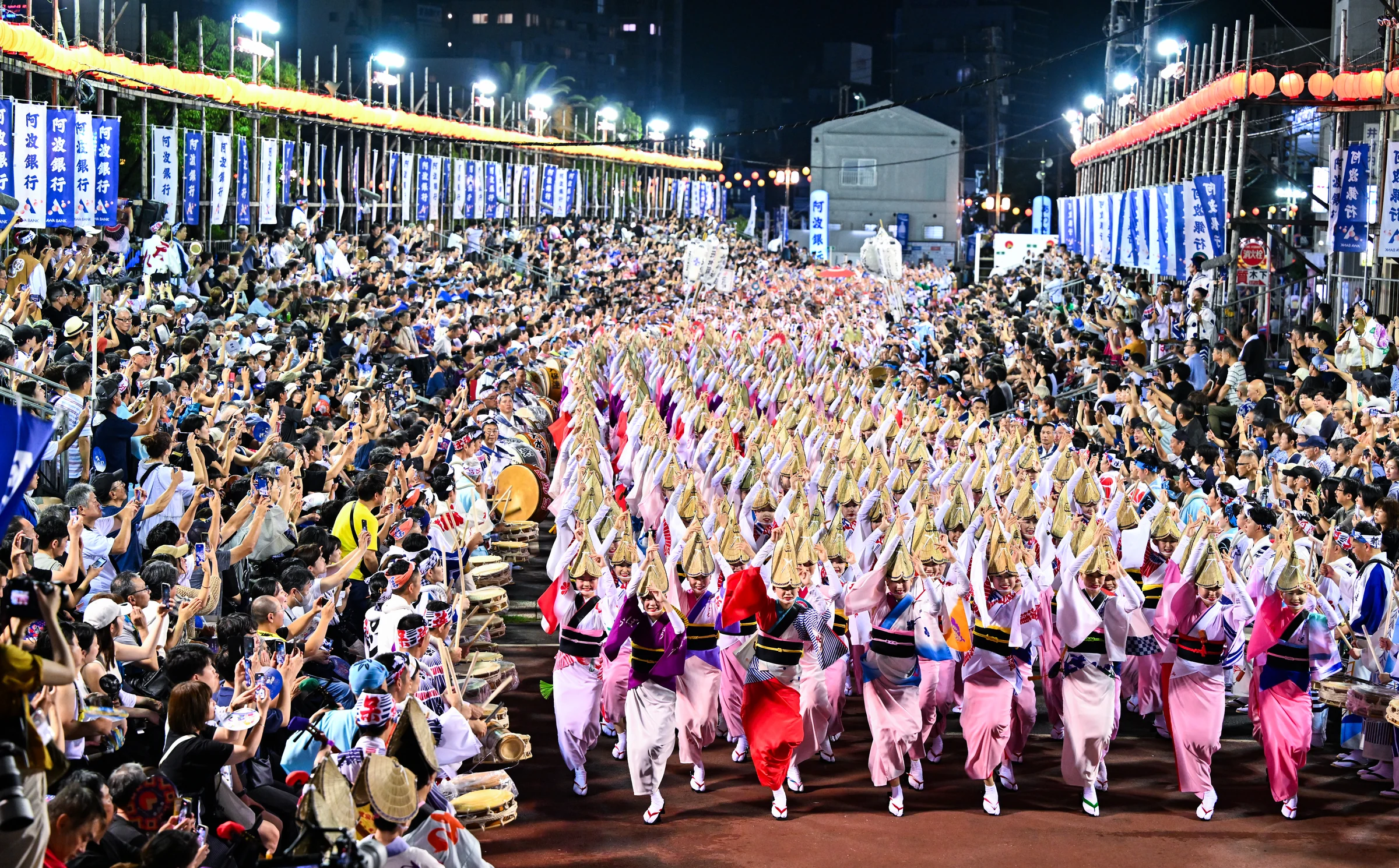 本場徳島で大勢の踊り手が一斉に踊る総踊り